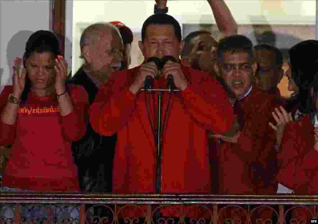 La Unión Europea (UE) felicitó hoy al presidente de Venezuela, Hugo Chávez, por su reelección, al tiempo que le pidió que en su nuevo mandato trabaje en el refuerzo de las instituciones del país y promueva las libertades fundamentales.