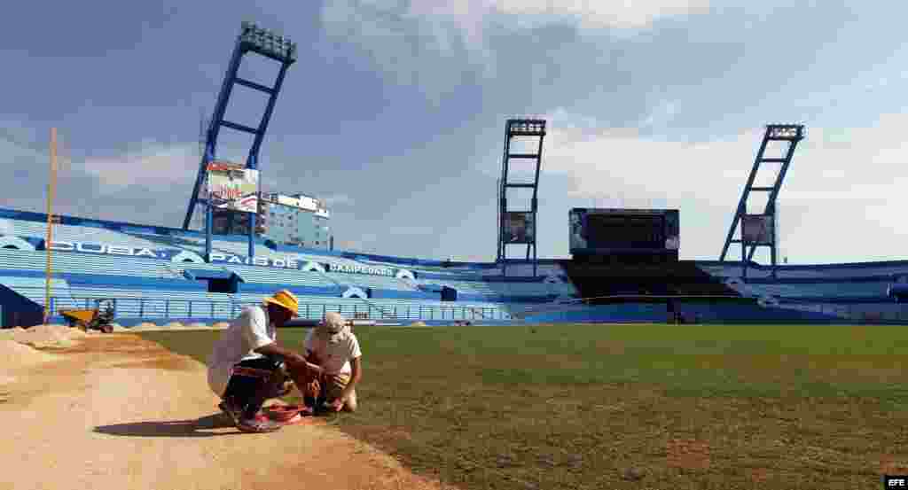Labores de reparación en el Latino para el encuentro de una selección cubana de béisbol y el equipo Tampa Bay de las Grandes Ligas.