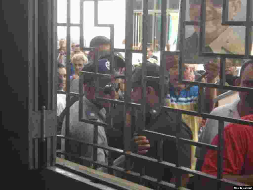 La foto de un acto de repudio a Yiorvis Bravo fue publicada en twitpic por le propio joven mientras las turbas le proferían insultos desde la calle en la ciudad de Camagüey.iorvis Bra o