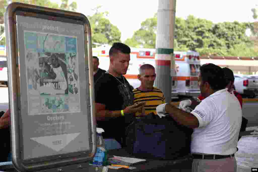 - Un ciudadano cubano pasa el trámite de registro ante las autoridades migratorias de México hoy, miércoles 13 de enero de 2016 en el cruce fronterizo de Ciudad Hidalgo de la ciudad de Tapachula del estado mexicano de Chiapas y Guatemala. El grupo de 180