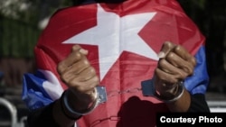 Activistas cubanos del colectivo ProActivo Miami representan la situación de los presos políticos en la isla. Tomado de @ProactivoMiami
